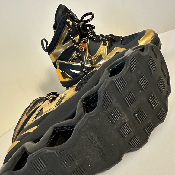 Ninja Wave Hi Top Tech Sneaker in Gold & Black - Picture 8 of 9